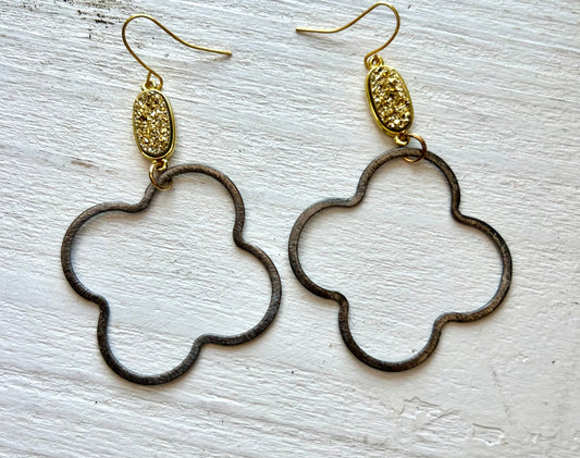 Gold hammered dangle earring